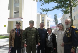 Сергей Борисович Толстов поздравил военнослужащих Сочи с майскими праздниками и показал мастер-класс по подбрасыванию гирь