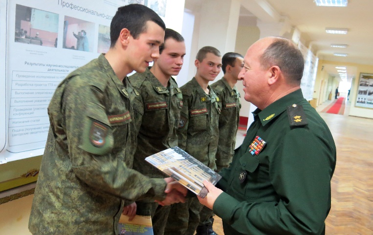 Вручение памятных альбомов об армейской службе нового образца