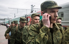 Призывники-сироты ЦВО впервые бесплатно получили мобильные телефоны