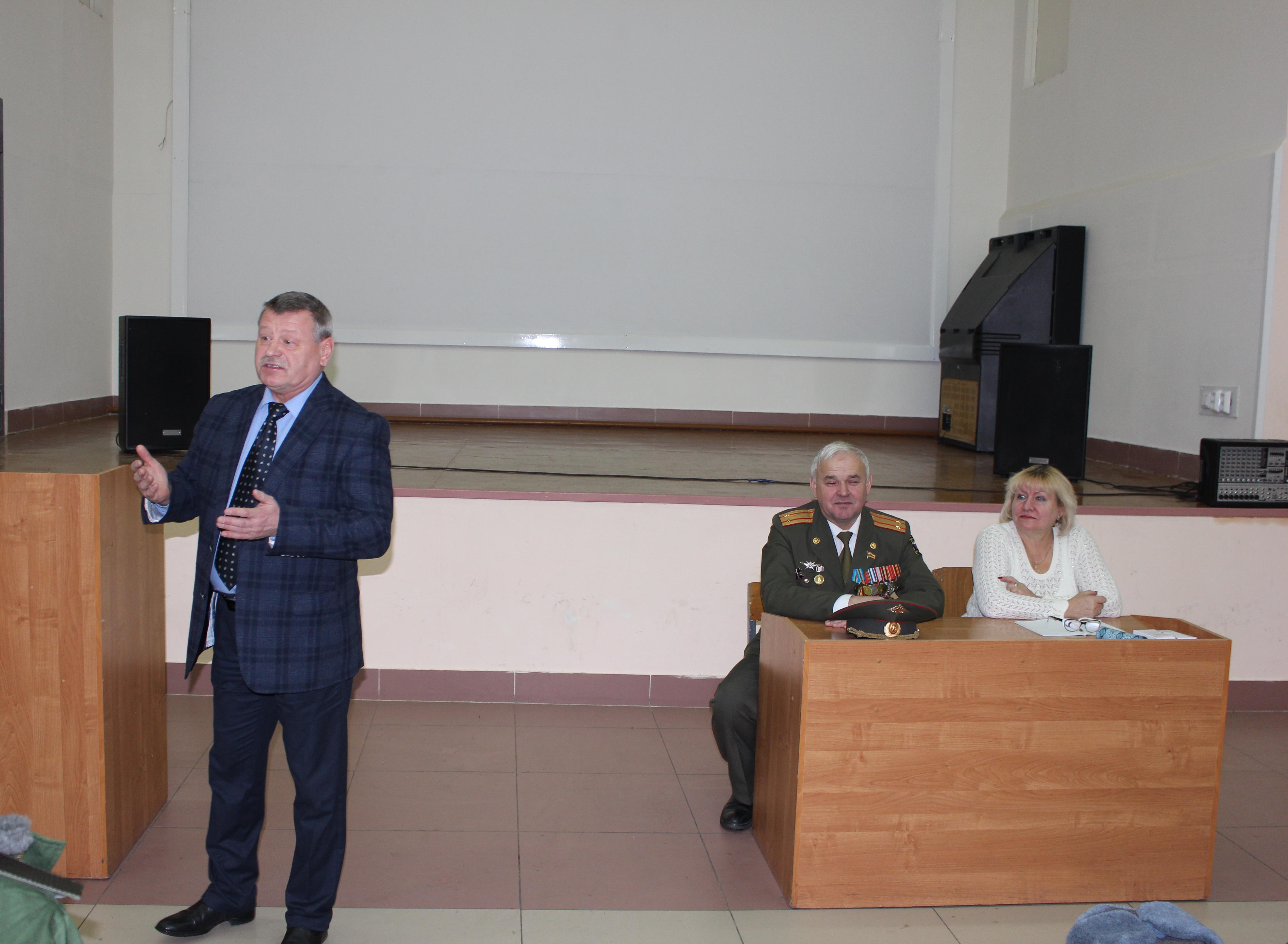 А.Ф.Доронин выступает перед призывниками Красноярского края