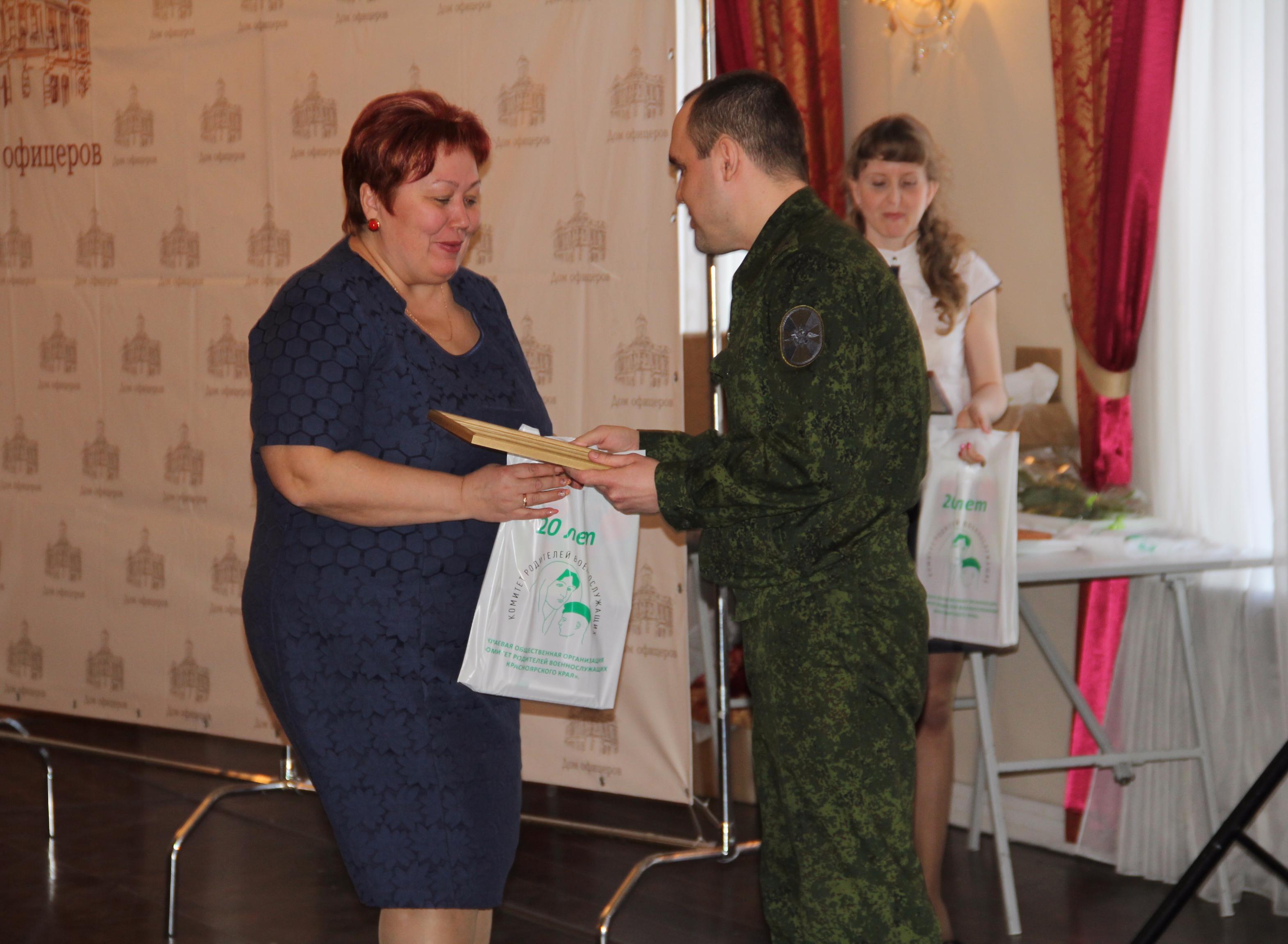 Благодарственные письма вручает заместитель командира в/ч 7486  по работе с личным составом Ваганов Д.А.