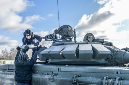 В Подмосковье новобранцы танковой армии ЗВО впервые выполнили стрельбу штатным снарядом из танков Т-80У