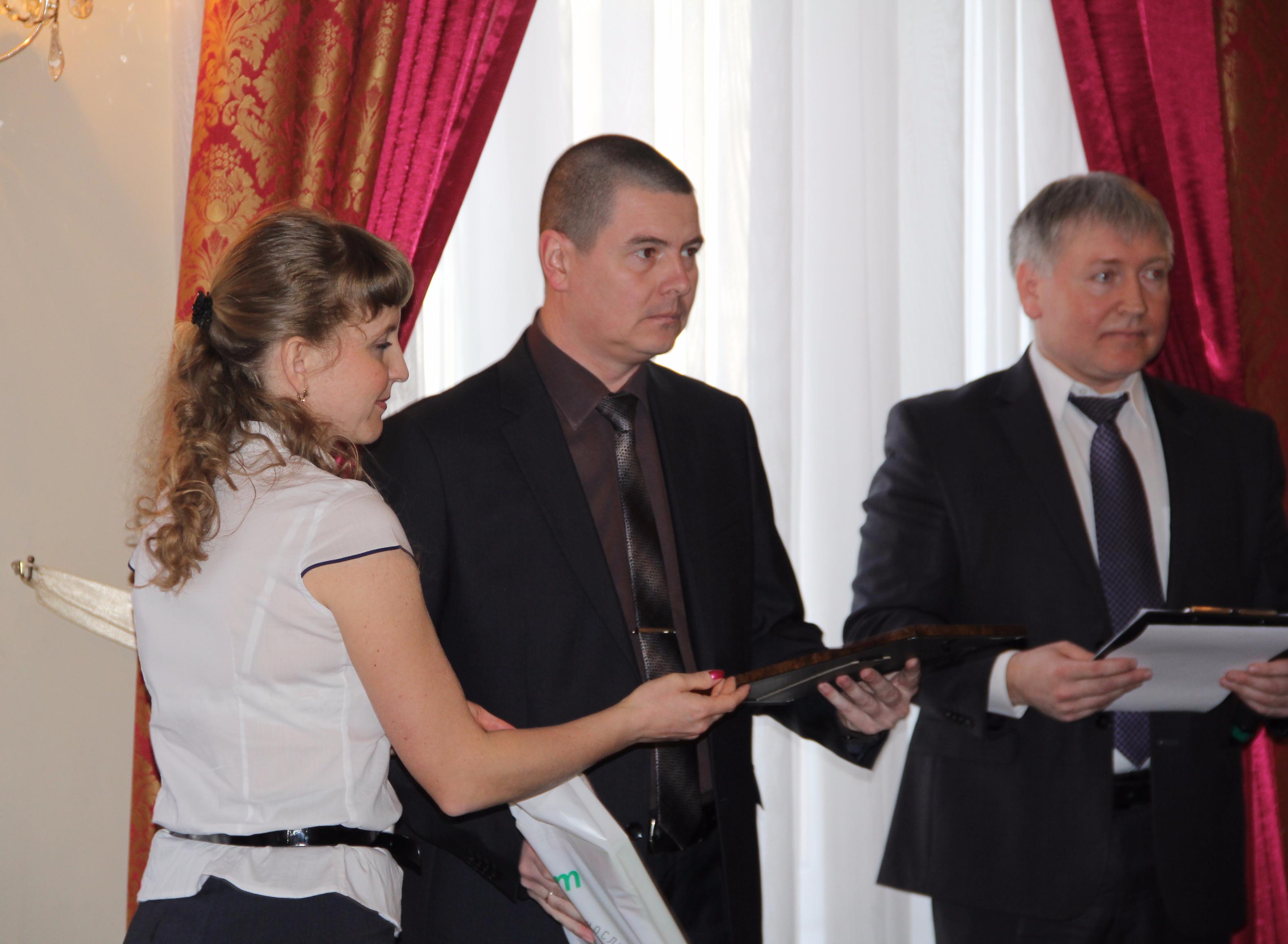 Поздравляет и вручает благодарственные письма представитель губернатора Красноярского края  