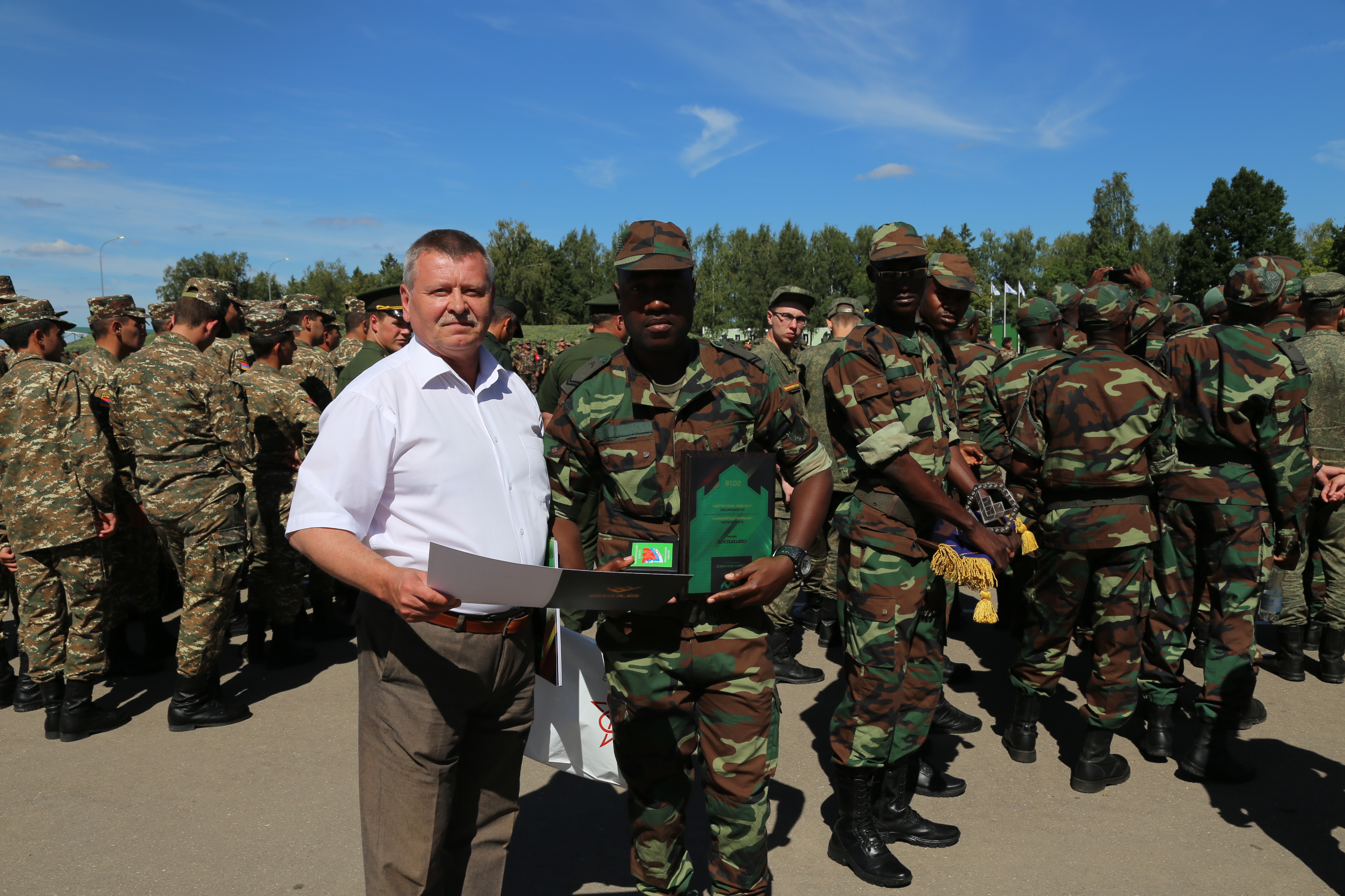 А.Ф.Доронин вручает грамоту Содружества штаб сержанту Зинди Бенджамину (Зимбабве)