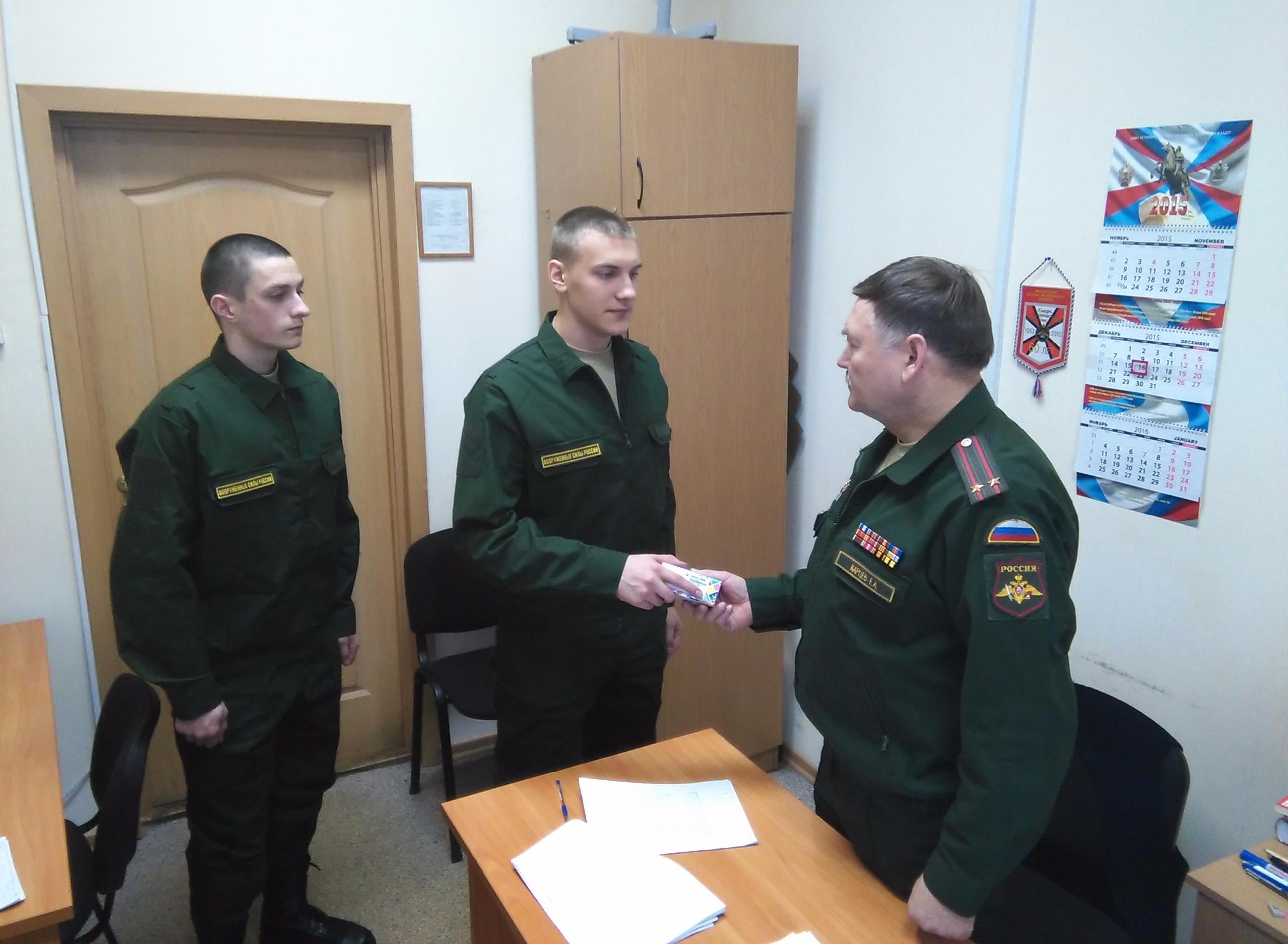 Подполковник Карцев Е.А. вручает телефоны призывникам Санкт-Петербурга
