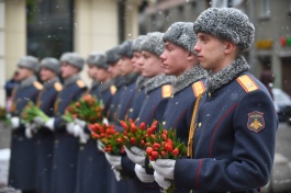 В Международный женский день свыше 200 букетов вручили женщинам военнослужащие Преображенского полка ЗВО в центре Москвы