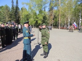 10 призывников из Томской области приняли присягу в войсковой части